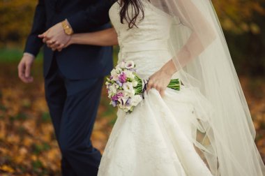 Tutan eller. Evli çift el ele tutuşarak closeup görünümü