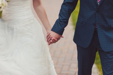 Tutan eller. Evli çift el ele tutuşarak closeup görünümü