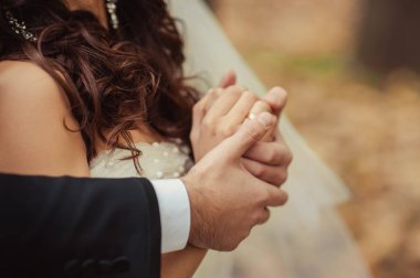 Tutan eller. Evli çift el ele tutuşarak closeup görünümü