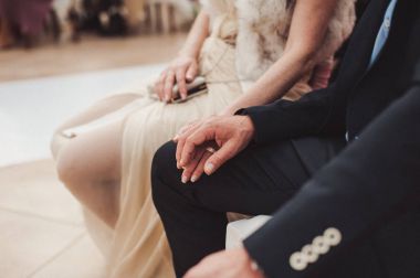 Tutan eller. Evli çift el ele tutuşarak closeup görünümü