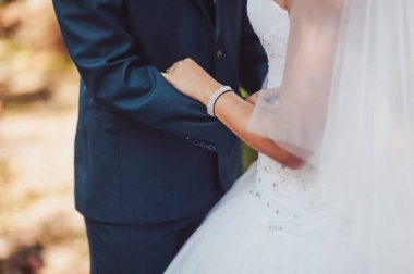 Tutan eller. Evli çift el ele tutuşarak closeup görünümü