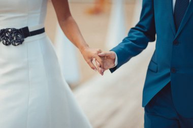 Tutan eller. Evli çift el ele tutuşarak closeup görünümü