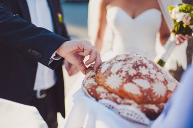 Gelin ve damat geleneksel ekmek kırma ait closeup fotoğraf