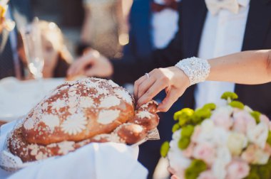 Gelin ve damat geleneksel ekmek kırma ait closeup fotoğraf
