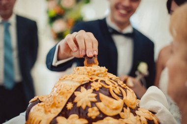 Gelin ve damat geleneksel ekmek kırma ait closeup fotoğraf