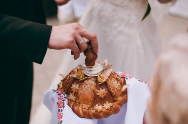 Gelin ve damat geleneksel ekmek kırma ait closeup fotoğraf