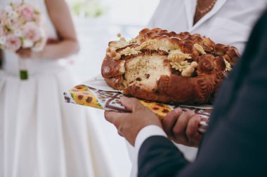 Gelin ve damat geleneksel ekmek kırma ait closeup fotoğraf