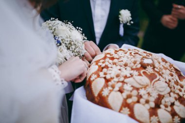 Gelin ve damat geleneksel ekmek kırma ait closeup fotoğraf