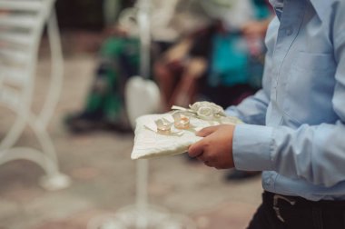 küçük kız mı erkek taşıma nikah yüzüğü yastık üzerinde