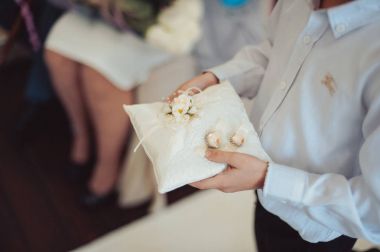 küçük kız mı erkek taşıma nikah yüzüğü yastık üzerinde