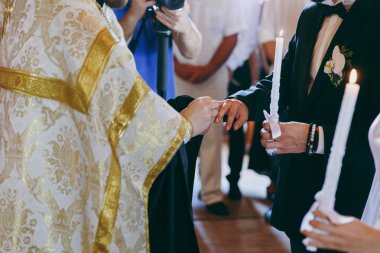 Halkaları koyarak. Gelin ve damat yüzük elbise