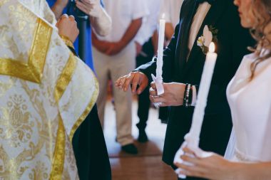 Halkaları koyarak. Gelin ve damat yüzük elbise