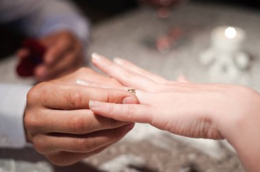 Halkaları koyarak. Gelin ve damat yüzük elbise