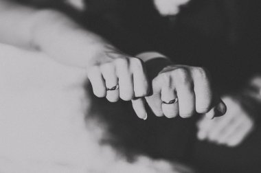 Nikah töreni için şık alyanslar.