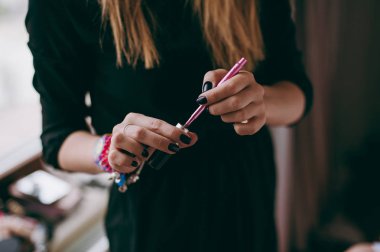 Makyaj sanatçısı tarafından makyaj yapan güzel Asyalı bir kadın.