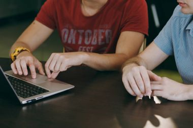 Evde laptop ile çalışma. Erkekler ellerini klavyede yazmak yakın çekim.