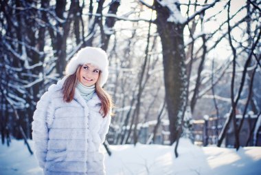 Bir kış karlı parkta güzel kız