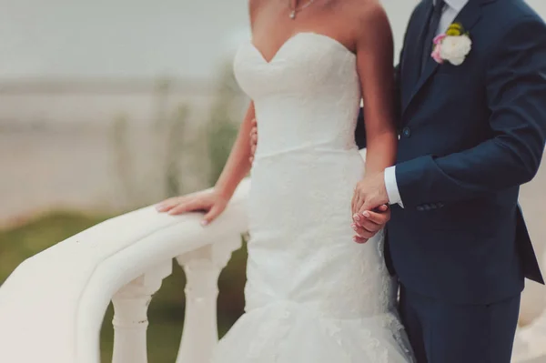 Tomados de la mano. Vista de cerca de una pareja casada cogida de la mano —  Fotos de Stock