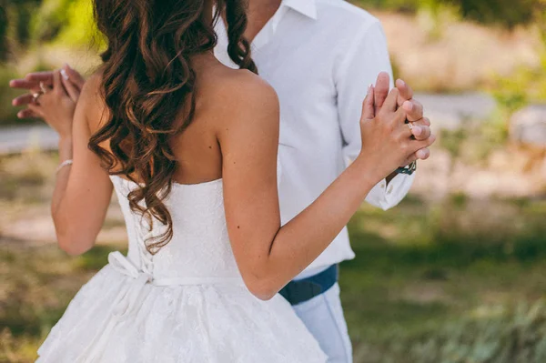 手を触れる。手を繋いでいる結婚されていたカップルのクローズ アップ ビュー — ストック写真