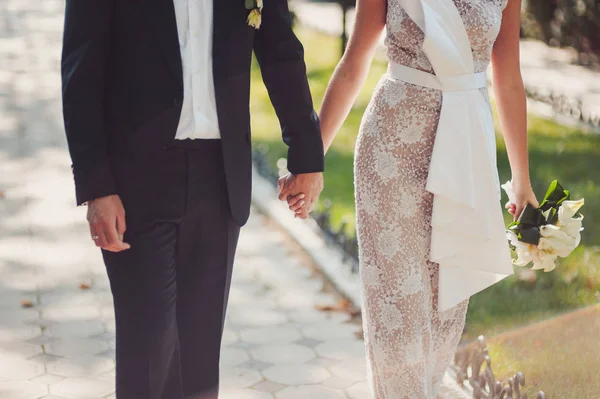 Tutan eller. Evli çift el ele tutuşarak closeup görünümü