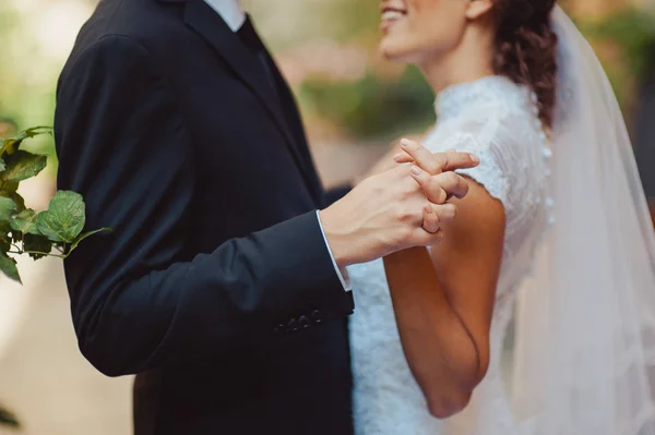 Si tiene per mano. Vista da vicino della coppia sposata che si tiene per mano — Foto Stock