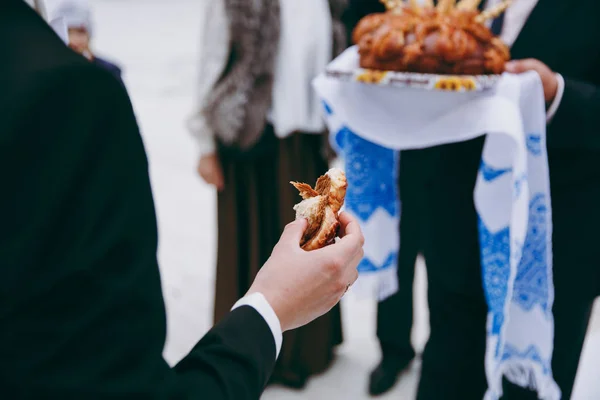 Närbild foto av bruden och brudgummen bryta traditionella limpa — Stockfoto