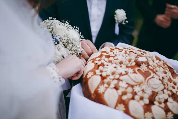 Gelin ve damat geleneksel ekmek kırma ait closeup fotoğraf