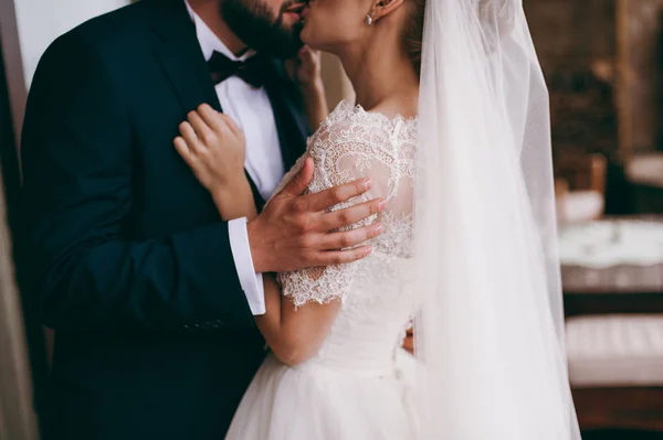 Közeli kép: a menyasszony és a vőlegény egy ölelés. — Stock Fotó
