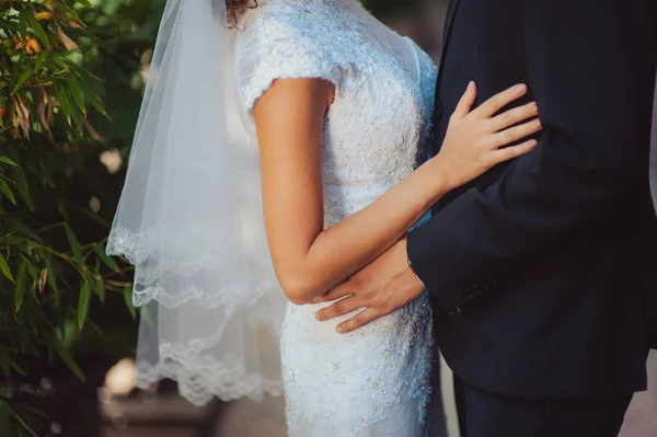 Gros plan d'une mariée et d'un marié dans une étreinte . — Photo