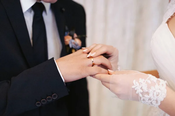 Ringe anziehen. Ringe für das Brautkleid — Stockfoto