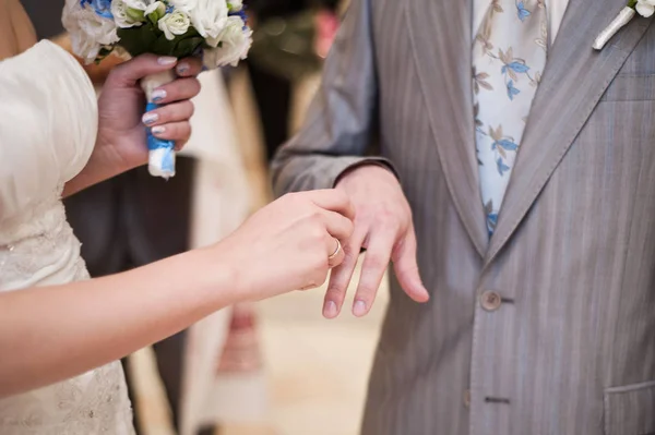 Ringe anziehen. Ringe für das Brautkleid — Stockfoto