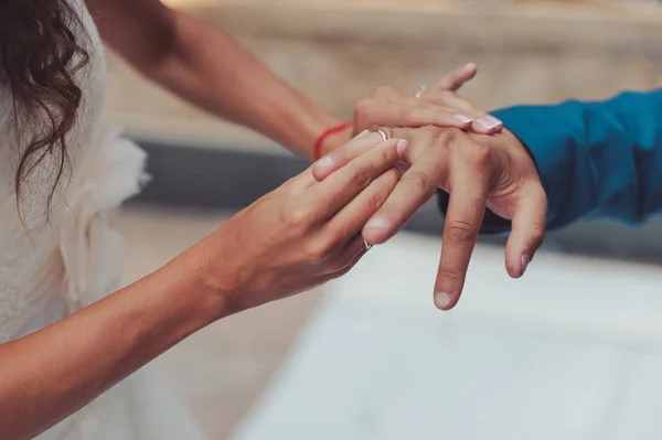 Poniéndome anillos. Los anillos de vestido de novia y novio —  Fotos de Stock