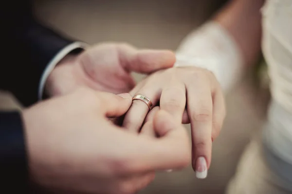 Poniéndome anillos. Los anillos de vestido de novia y novio — Foto de Stock