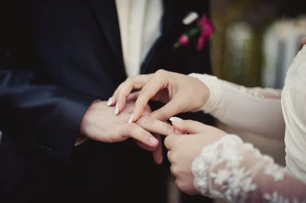 Att sätta på ringar. Bruden och brudgummen klä ringar — Stockfoto