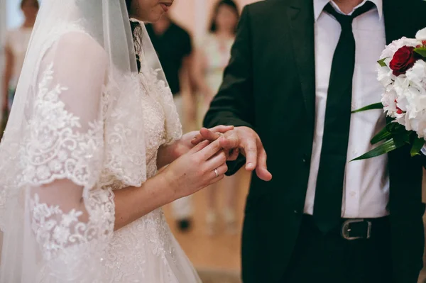 Ringe anziehen. Ringe für das Brautkleid — Stockfoto