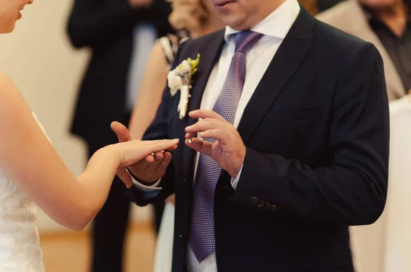 Poniéndome anillos. Los anillos de vestido de novia y novio —  Fotos de Stock