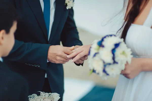 Ringe anziehen. Ringe für das Brautkleid — Stockfoto