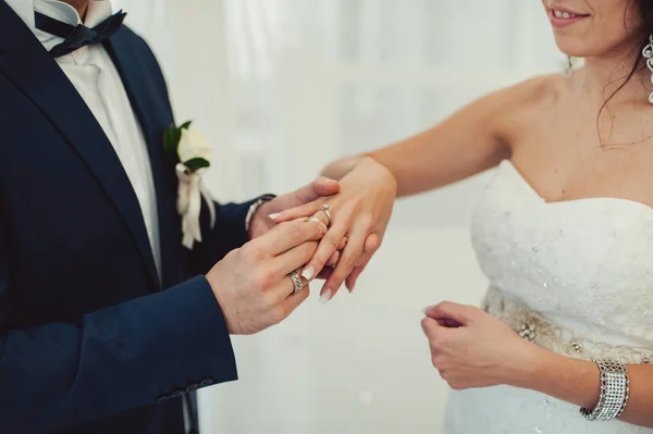 Надеваю кольца. Кольца невесты и жениха — стоковое фото