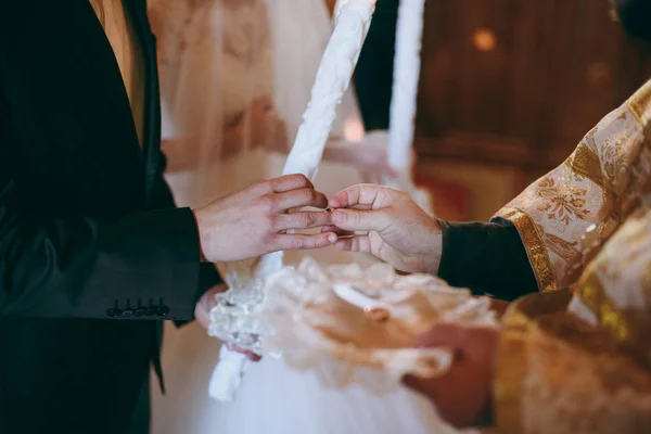 Poniéndome anillos. Los anillos de vestido de novia y novio — Foto de Stock