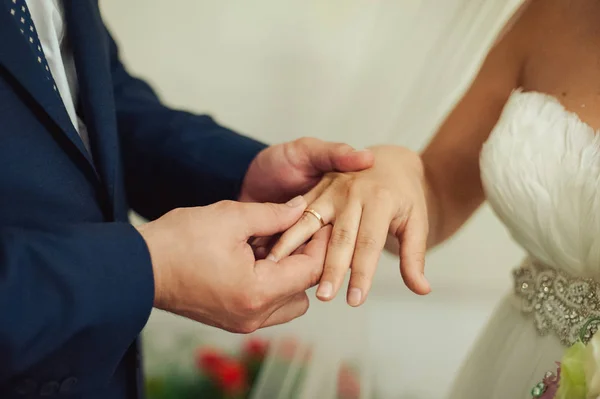 Je mets des bagues. Les bagues de robe de mariée et marié — Photo