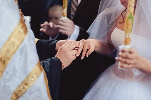 Poniéndome anillos. Los anillos de vestido de novia y novio — Foto de Stock