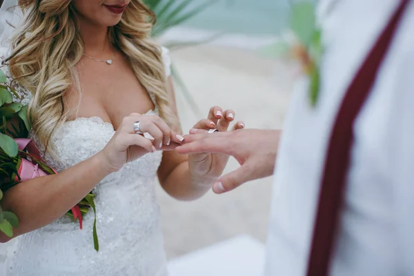 Βάζοντας σε δαχτυλίδια. Η νύφη και ο γαμπρός φόρεμα δαχτυλίδια — Φωτογραφία Αρχείου