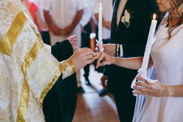 Halkaları koyarak. Gelin ve damat yüzük elbise