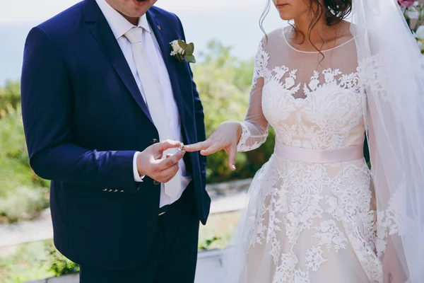 Je mets des bagues. Les bagues de robe de mariée et marié — Photo