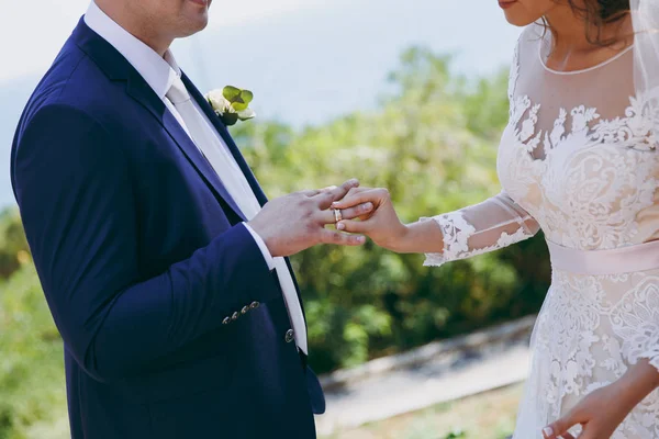 Elhelyezés a gyűrűk. A menyasszony és a vőlegény ruha gyűrűk — Stock Fotó