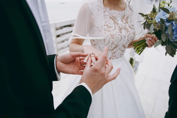 Je mets des bagues. Les bagues de robe de mariée et marié — Photo