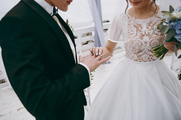 Je mets des bagues. Les bagues de robe de mariée et marié — Photo