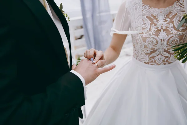Надеваю кольца. Кольца невесты и жениха — стоковое фото