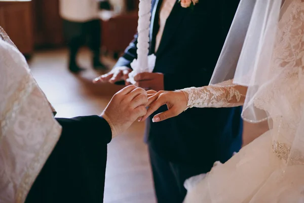 Ringe anziehen. Ringe für das Brautkleid — Stockfoto