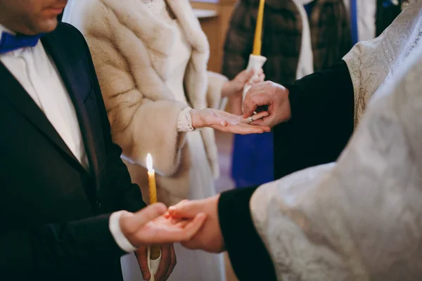 Poniéndome anillos. Los anillos de vestido de novia y novio —  Fotos de Stock